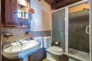 un bagno con lavandino, WC e doccia di Casa de Mi Abuela Maria a Frontera Altre 14 foto