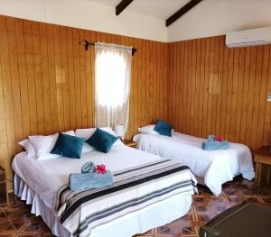 เตียงในห้องที่ Tuava Lodge