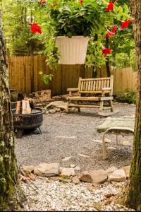 Garður fyrir utan Pocono cabin with private pool at Shawnee Mtn