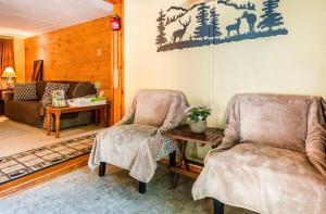 un soggiorno con 2 sedie e un tavolo di Pocono cabin with private pool at Shawnee Mtn a East Stroudsburg