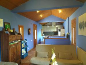 een woonkamer met een bank en een keuken bij LA VIÑAZA ORDESA 4-6 PAX in Laspuña
