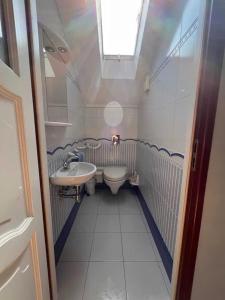 Baño pequeño con lavabo y aseo en Hostel LUNA en Mińsk Mazowiecki