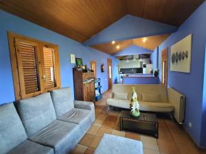 - un salon avec un canapé et une table dans l'établissement LA VIÑAZA ORDESA 4-6 PAX, à Laspuña