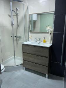 a bathroom with a sink and a shower at piso acogedor con encanto in Navas del Rey