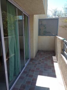 um quarto vazio com uma janela e piso em azulejo em Angelus em Mendoza