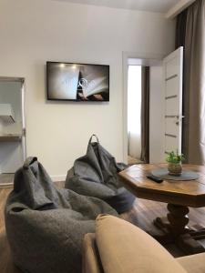- un salon avec un canapé et une table dans l'établissement CarpHouse, à Bălţi