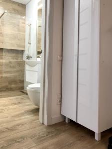 La salle de bains est pourvue de toilettes et d'un lavabo. dans l'établissement CarpHouse, à Bălţi