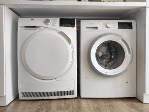 eine Waschmaschine und ein Trockner in einem Zimmer in der Unterkunft CarpHouse in Bălţi + 15 Fotos