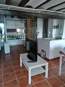 un televisor sentado en una mesa en una cocina en Apartamento en Llanes en Llanes