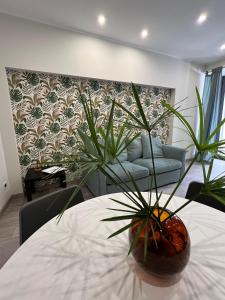 La Casa di Giò - Free Space n26 في نيكولوسي: غرفة معيشة مع طاولة عليها نباتات