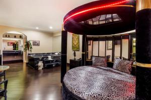 Americas Best Value Platinum Inn & Suites في هيوستن: غرفة نوم مع سرير وغرفة معيشة