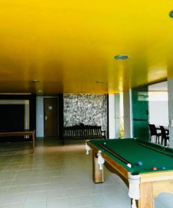 a pool table in a large room with a pool table at Pousada Dotô Sonhadô Beach in Ponta de Pedras