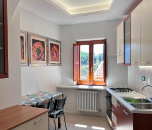 cocina con fregadero, fogones y ventana en Borgo Vivo, en Calitri