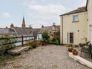 a view of the courtyard of a house with a garden at 2 Old Talbot Cottages in Lostwithiel
