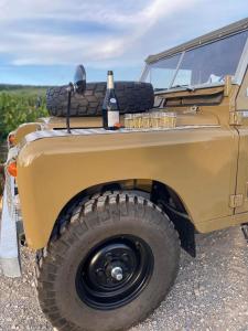 een gele jeep met een fles wijn op de rug bij Gite "le millésime" in Épernay