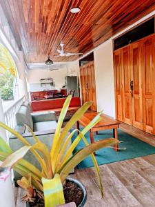 un soggiorno con divano e tavolo di Suites Chile Verde a Manzanillo