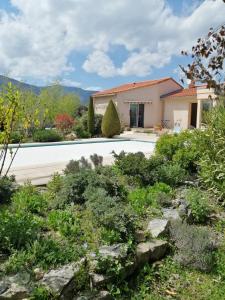 a house with a garden and a driveway at Chèvrefeuille gîte & chambre d'hôtes in Moltig les Bains