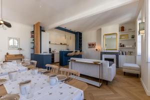 une salle à manger avec des tables, des chaises et une cheminée dans l'établissement Les Séraphines - Chambres d'hôtes - Guests house, à Bordeaux