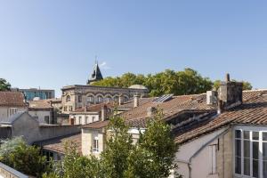 波爾多的住宿－Les Séraphines - Chambres d'hôtes - Guests house，享有带建筑和屋顶的城市美景