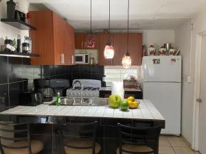 una cocina con una mesa con fruta. en Gavidias Guest House, en San Lorenzo
