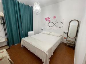 Dormitorio pequeño con cama y espejo en La terrazza sul MARE Manfredonia, en Manfredonia