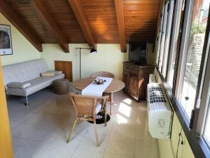 - un salon avec une table et un canapé dans l'établissement Apartamento LA LUCANA ORDESA-Laspuña, à Laspuña