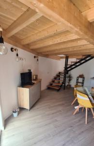 a living room with wooden ceilings and a staircase at O Cantinho da Penetra AL in Santar