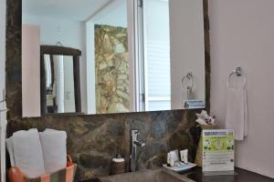 a bathroom with a sink and a mirror at Hotel Campestre La Tata in Montenegro