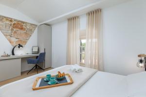 - une chambre avec un lit blanc et un plateau dans l'établissement Pula Bay View apartment, à Pula