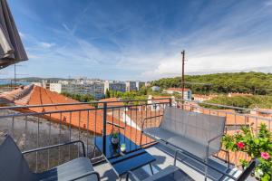 d'un balcon avec un banc et une vue sur la ville. dans l'établissement Pula Bay View apartment, à Pula