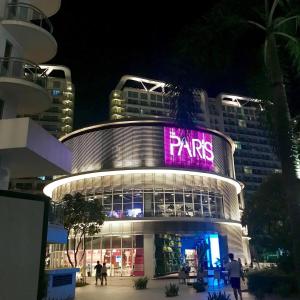 um grande edifício com um sinal rosa em Azure Urban Resort Residences 2-BR Balcony Amenity View by Casa Rafael em Manila