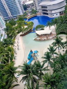 uma vista aérea de um parque aquático numa cidade em Azure Urban Resort Residences 2-BR Balcony Amenity View by Casa Rafael em Manila