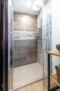 a shower with a glass door in a bathroom at Le Cinq : Appartement Chic&Cosy, jardin privatif in Vesoul