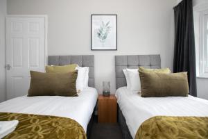 two beds sitting next to each other in a bedroom at Ludlow Drive 3 bed Contractor family Town house in melton Mowbray in Melton Mowbray