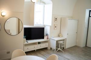 TV a/nebo společenská místnost v ubytování Blanco - MAGNIFICENT B&B Altamura