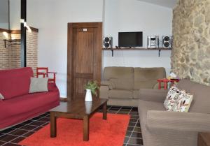 Sala de estar con 2 sofás y mesa en Airiños de Mondariz, en Mondariz