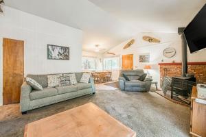 薛佛湖的住宿－Bullwinkle's Place，客厅配有两张沙发和一台电视机