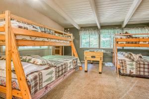 1 Schlafzimmer mit 2 Etagenbetten und einem Schreibtisch in der Unterkunft Bullwinkle's Place in Shaver Lake