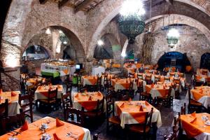 a restaurant with orange tables and chairs in a room at Hotel Hacienda Vista Hermosa in Tequesquitengo