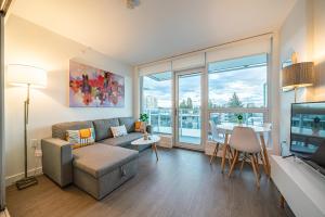 ein Wohnzimmer mit einem Sofa und einem Tisch in der Unterkunft Charming Oasis Close to Airport & Downtown Views in Richmond