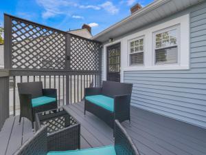 A balcony or terrace at Deck View of Hudson River & Mt Beacon / Boho Suite
