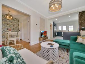 ein Wohnzimmer mit einem Sofa und einem Tisch in der Unterkunft Deck View of Hudson River & Mt Beacon / Boho Suite in Newburgh