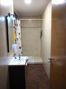 a bathroom with a sink and a shower and a toilet at Apartamento Golf Buenas Vistas in Cirueña