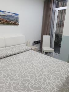 ナポリにあるCasa Sant'Elmo 21のベッドルーム(大型ベッド1台、窓付)