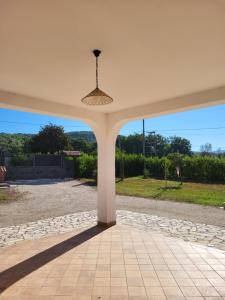 - une vue depuis l'intérieur d'une terrasse couverte dans l'établissement La casa di Ilenia e Alessia, à Piana di Caiazzo
