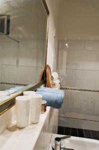 bagno con lavandino e specchio di Adorable, cosy apartment at the Heroes' Square Budapest a Budapest