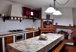 Köök või kööginurk majutusasutuses La Collina del Melograno