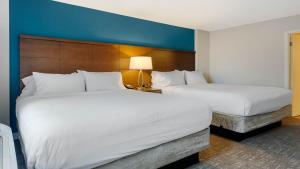Postel nebo postele na pokoji v ubytování Staybridge Suites - Calgary Airport by IHG