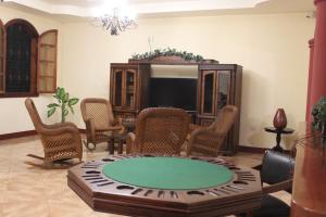 - un salon avec une table et une télévision dans l'établissement Hotel Guardabarranco, à Granada
