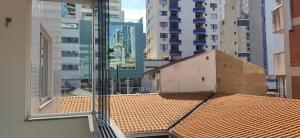 a view of a roof of a building with tall buildings at Incrível apartamento Balneário Camboriú in Balneário Camboriú